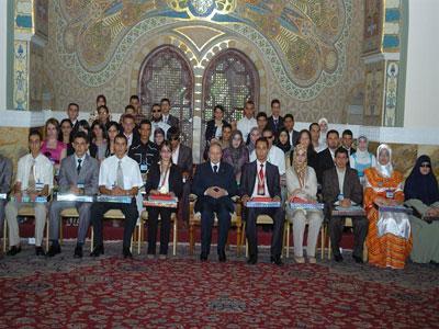 Bouteflika remet des prix aux meilleurs lauréats du bac