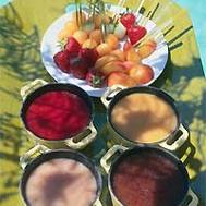 Brochettes de fruits et quatre coulis