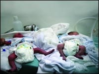 Chaque année, plus 3 000 enfants naissent hors mariage et abondonnés