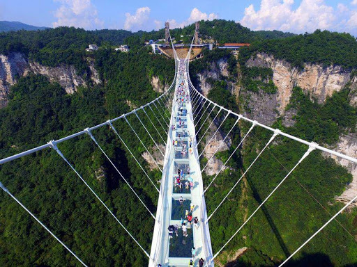 Chine: le pont en verre le plus long du monde ouvre au public.