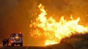Des milliers de personnes fuient un incendie en Californie