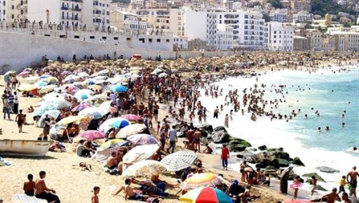 Des sorties nocturnes vers les plages et les piscines d’Alger au profit des enfants de la lune