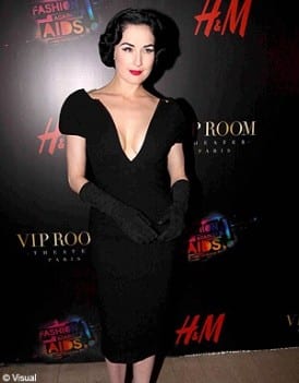 Dita Von Teese fait son show pour H&M