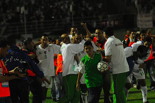 EN : Les joueurs s&rsquo;offrent un tour d&rsquo;honneur