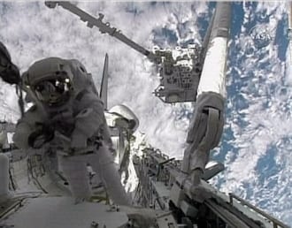 Endeavour : Première sortie réussi pour les 2 astronautes