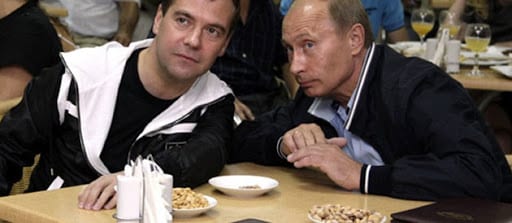 Franche camaraderie entre Poutine et Medvedev