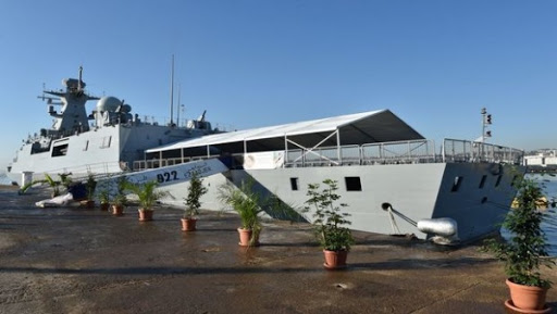Gaïd Salah inspecte la corvette « EZZADJER » au Commandement des Forces navales (MDN)