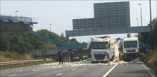 GB: un pont s’effondre au-dessus d’une autoroute, un blessé.
