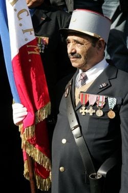 Guerre d&rsquo;Algérie : La France glorifie les harkis
