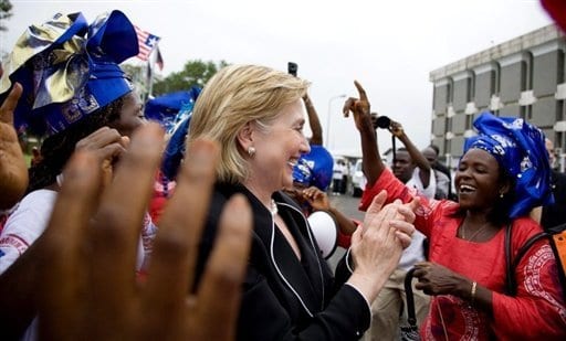 Hillary Clinton achève sa tournée en Afrique au Cap-Vert