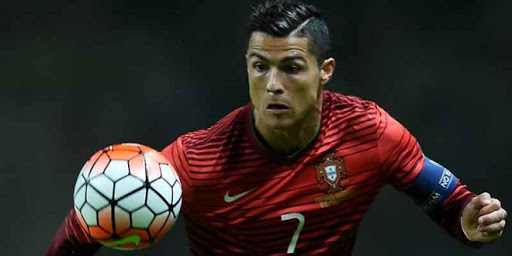 Hollande, le Ronaldo de la politique française ?