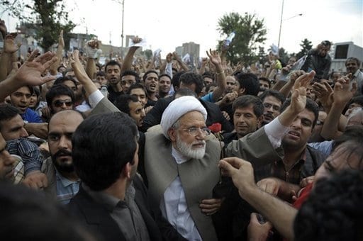 Iran : La police expulse Moussavi du cimetière de Téhéran