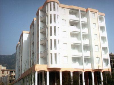 Le wali d&rsquo;Alger remet les clés de 300 logements de type LSL