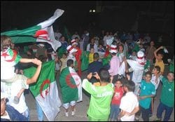 Les Algériens fêtent la victoire des Verts