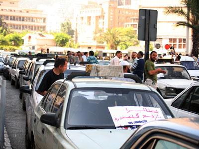 Les chauffeurs de taxis collectifs en grève à Alger