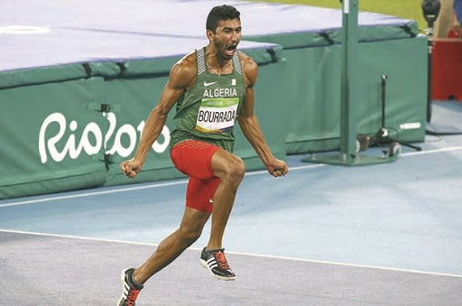 Les cinq voitures de la délégation n’étaient pas disponibles :Après son nouveau record, Larbi Bouraâda rejoint l’hôtel en bus !