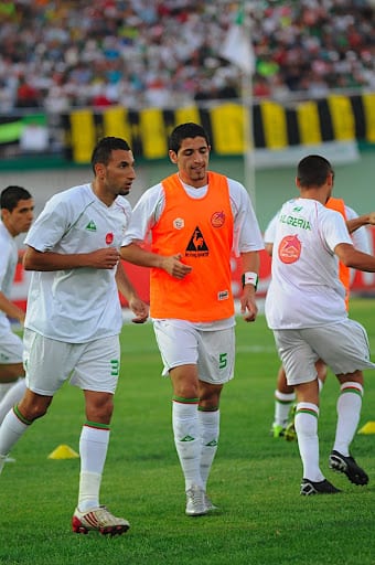 Meghni arrive, Halliche et Yahia forfaits