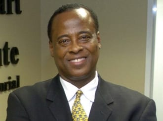 Michael Jackson : Son médecin l&rsquo;a laissé seul sous perfusion