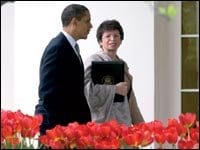 Obama fête ses cent jours à la Maison Blanche