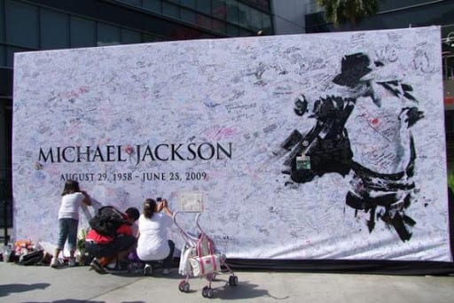 On se pépare à dire adieu à Michael jackson de par le monde