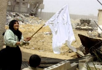 Palestine : Des civils agitant un drapeau blanc assassinés