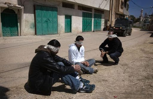 Palestine : Des soldats israéliens tabassent des adolescents