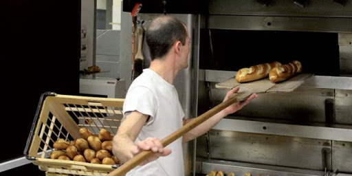 Profitant du départ en congé de beaucoup de leurs collègues, ils cèdent la baguette de pain à 13 DA dans plusieurs quartiers de la capitale : Le diktat des boulangers