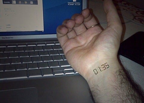 Régis et sa montre tatouée