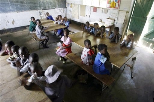 Sans livres ni cahiers, les écoles publiques zimbabwéennes improvisent