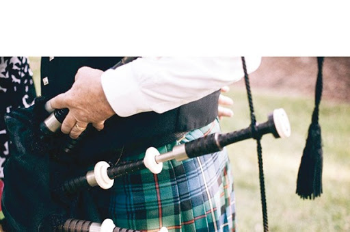 Son décès aurait été provoqué par des champignons ayant poussé dans sa cornemuse :Un musicien tué par… son instrument