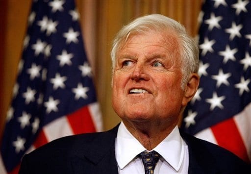 Ted Kennedy reçoit de nombreux hommages dans le monde entier