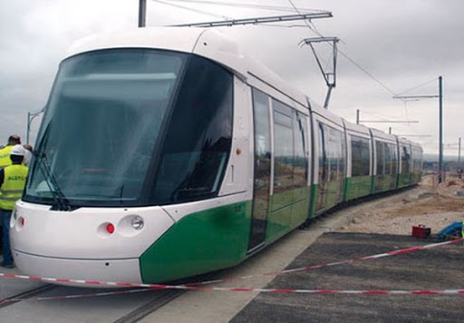 Tramway de Constantine: une rame déraille et s’encastre dans le mur de la prison de Coudiat