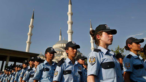 Turquie: les policières en uniforme autorisées à porter le voile.