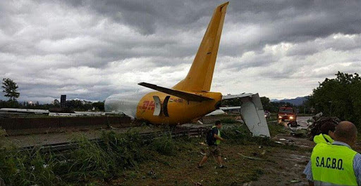 Un avion finit sa course sur une route après avoir rater son atterrissage.