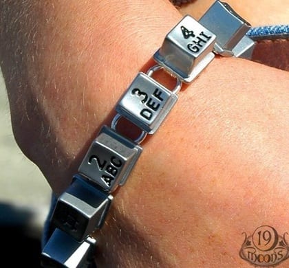 Un petit bracelet pour les accros du téléphone