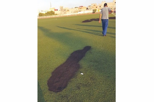 Une partie du terrain en gazon synthétique du stade de Béni Saf en proie à des flammes: Acte criminel ou conséquence de la canicule ?