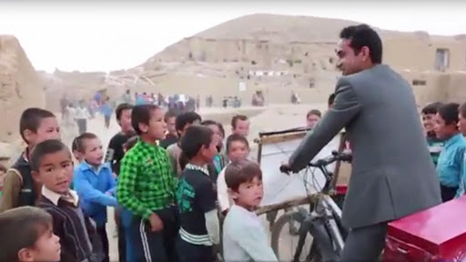 Vidéo : à vélo, avec l’Afghan qui fait lire les enfants à la barbe des Taliban