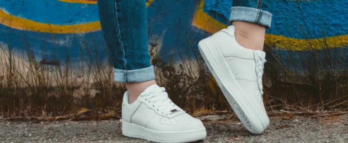 Toujours en baskets : est-ce un problème pour les pieds ?