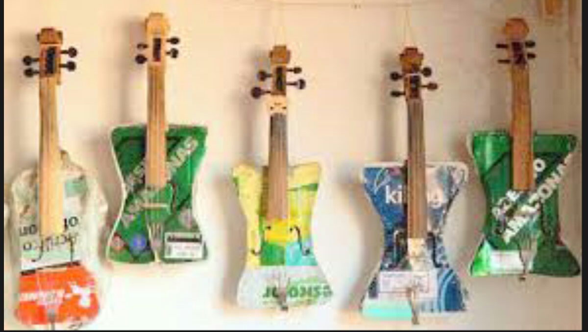 Ces instruments de musique ont été fabriqués à partir de déchets