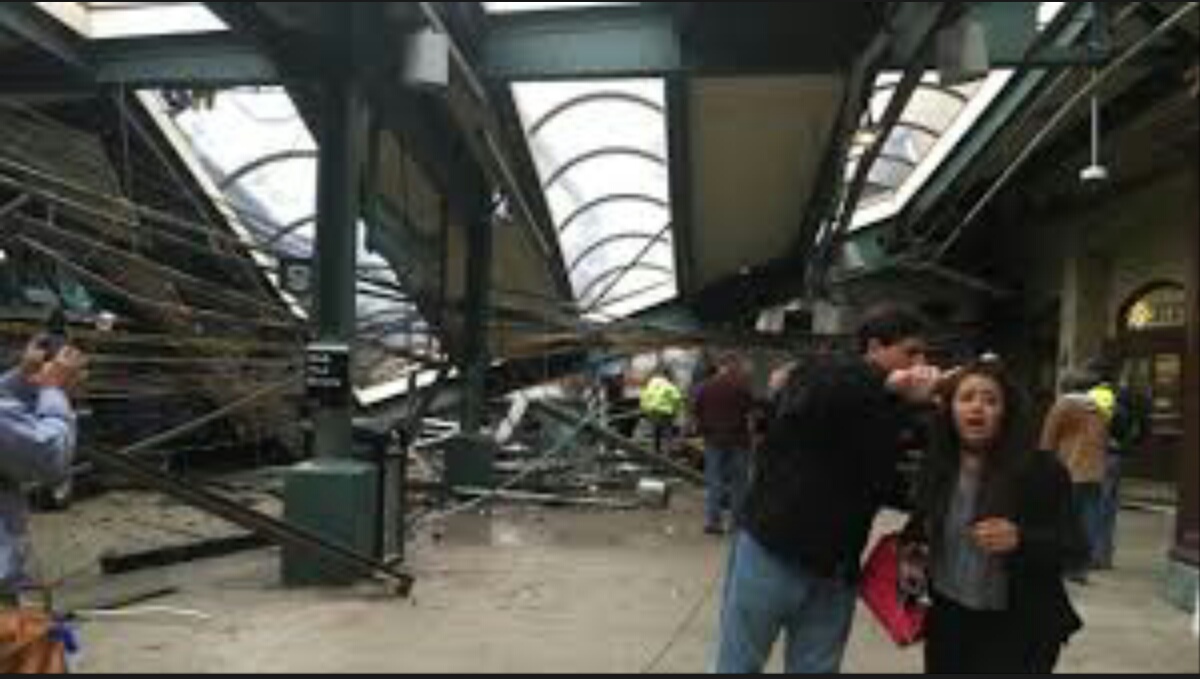 Un train déraille dans le New Jersey, au moins un mort et cent blessés