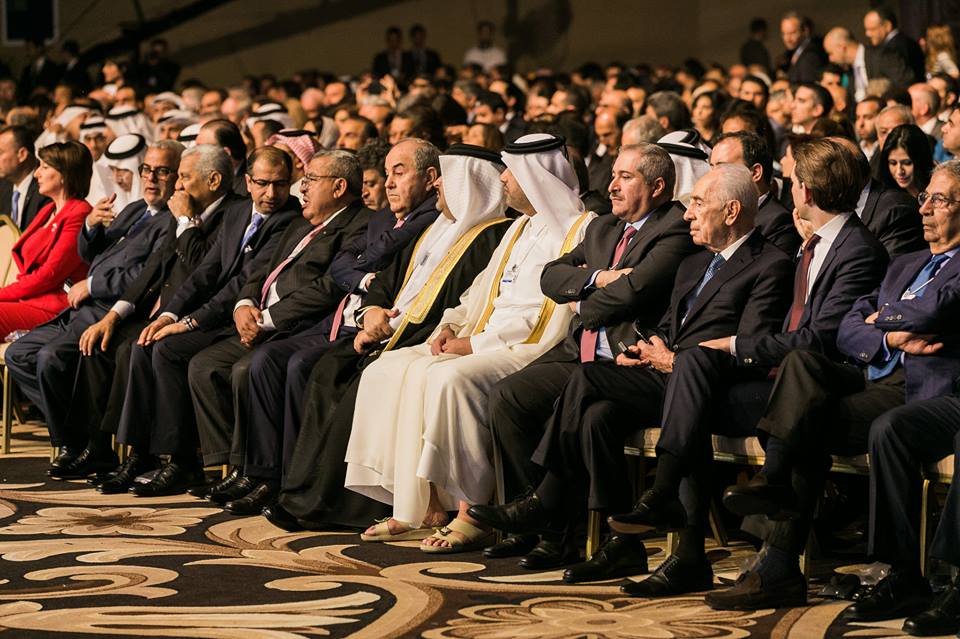 Peres: Le monde arabe entre silence officiel et opinion hostile.