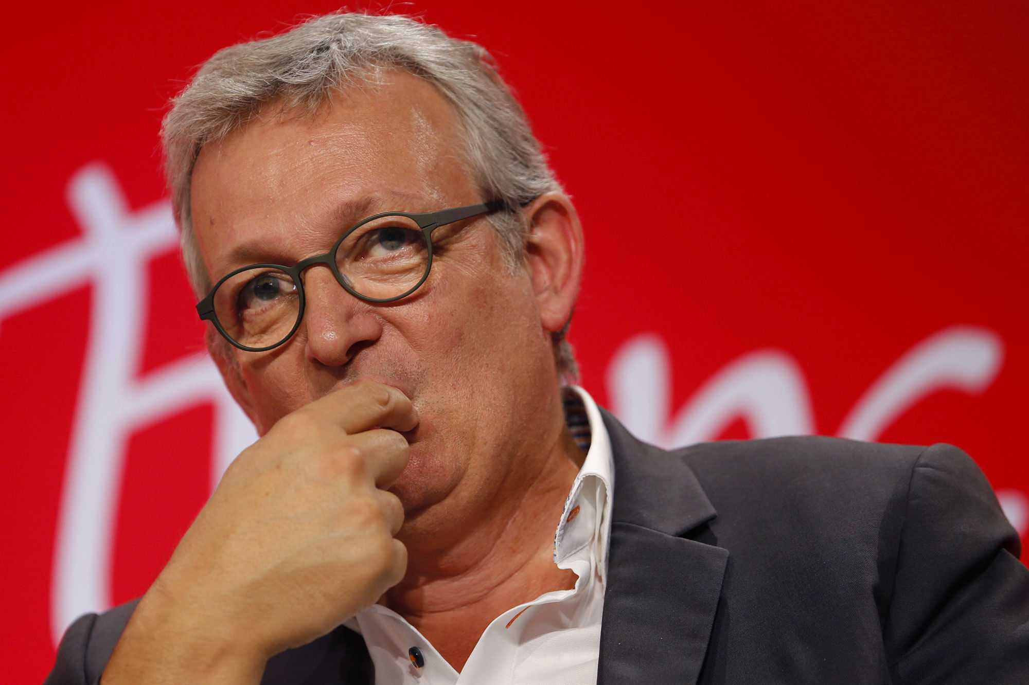 Alors que l’Algérie officielle se mure dans le silence: Le Parti communiste français dénonce les propos de Hollande