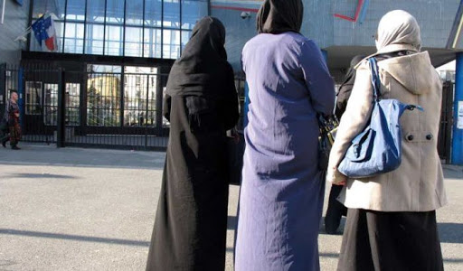 ANNECY: Un parent exige l’expulsion d’une femme voilée d’une école