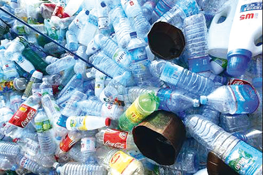 Collecte de près de 10 tonnes de bouteilles et sacs en plastique