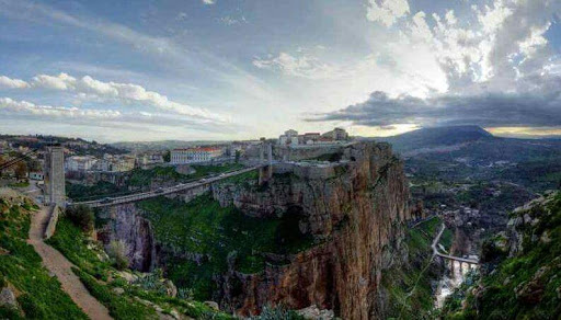 Constantine : Accords avec des entreprises locales et étrangères pour la réalisation de plusieurs équipements publics.