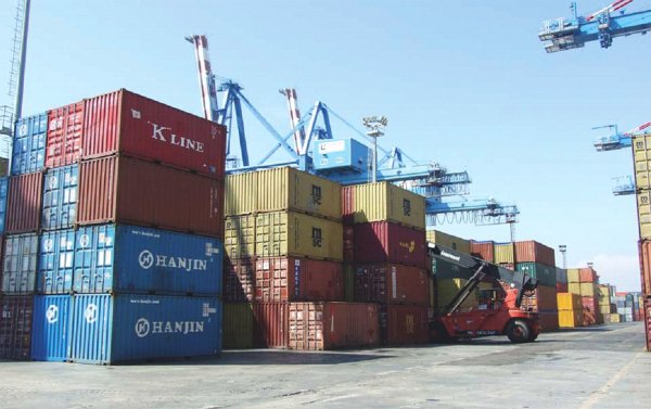 Des containers chargés de pierres