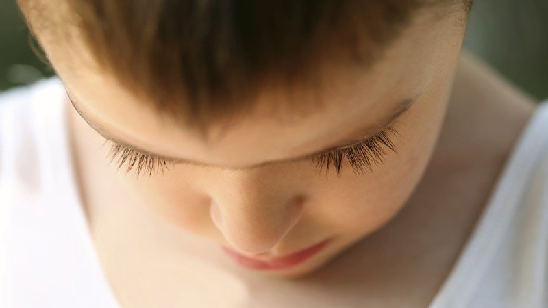 Elle a voulu ramasser de l’argent en suscitant la pitié: Une mère racle l’œil de son enfant âgé de 2 ans