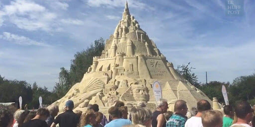 Ils construisent le plus grand château de sable au monde, mais ratent le Guinness Book des Records.