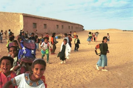Le représentant de l’UNICEF en Algérie inspecte des établissements scolaires des réfugiés sahraouis au camp de Dakhla