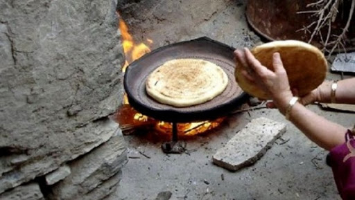 Le tadjine en terre rivalise avec les nouveaux appareils de grillade à Guelma